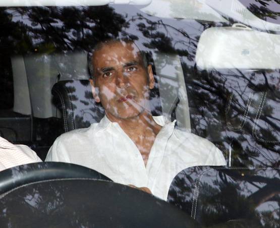 ट्विंकल संग अनिल कपूर के घर श्रद्धांजलि देने पहुंचे अक्षय कुमार