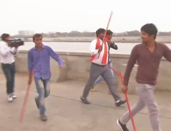 वेलेंटाइन डे पर इस हिन्दू फ्रन्ट ने कराई गधे-कुत्ते की शादी, PICS