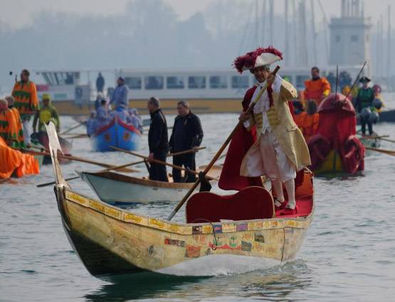 सैकड़ों साल पुराना है वेनिस का ये फेस्टिवल, देखें PHOTOS