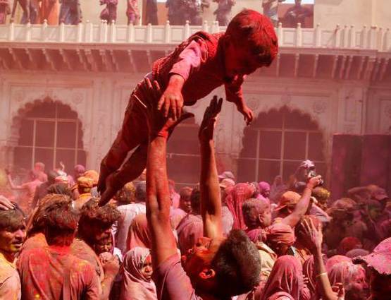 ब्रज की होली: फूलों, लड्डू, लाठियों से खेली जाती है अनूठी होली