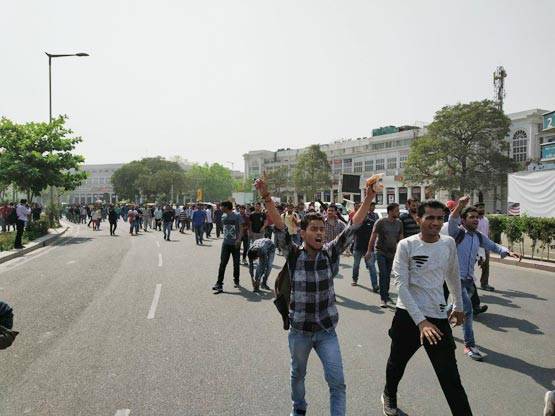 दिल्ली पहुंचे SSC परीक्षार्थी, सरकार के खिलाफ उग्र प्रदर्शन