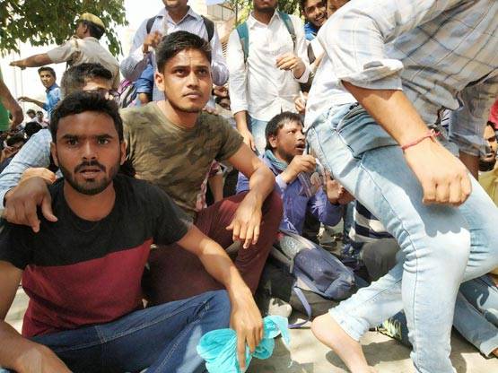 दिल्ली पहुंचे SSC परीक्षार्थी, सरकार के खिलाफ उग्र प्रदर्शन