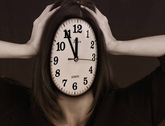 अपनी उम्र से बड़ी लड़की को डेट करने के हैं ये 6 फायदे!