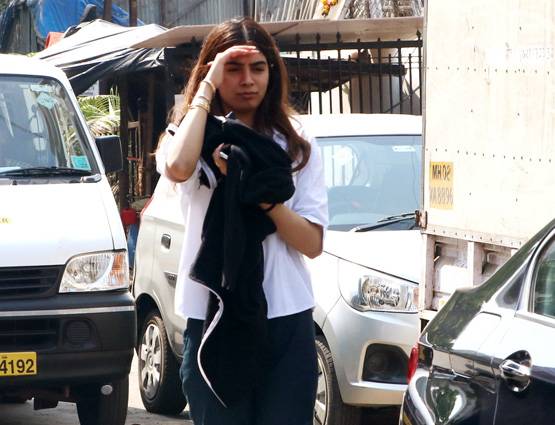 दोस्त से मिलने पहुंचीं श्रीदेवी की छोटी बेटी खुशी कपूर, PHOTOS