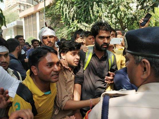 दिल्ली पहुंचे SSC परीक्षार्थी, सरकार के खिलाफ उग्र प्रदर्शन