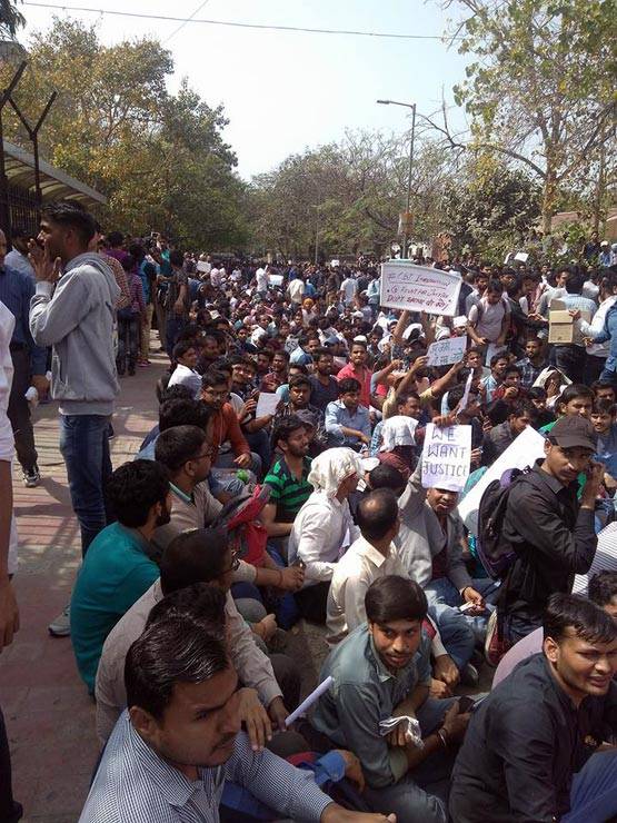 क्या है SSC की CGL परीक्षा, जिसे लेकर सड़कों पर हैं हजारों छात्र