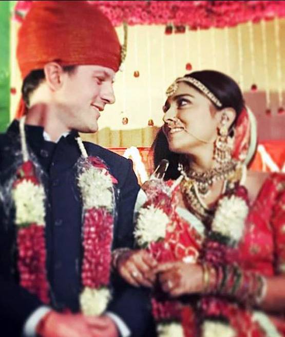 सगाई के दिन श्रिया सरन ने किया पति को Kiss, फोटो वायरल