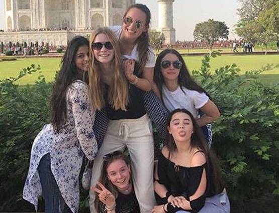 मम्मी गौरी खान के साथ ताजमहल पहुंचीं सुहाना, देखें PHOTOS