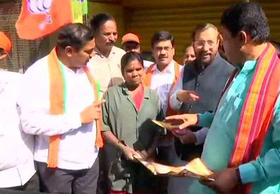 PHOTOS: राजनाथ से योगी तक, ऐसी रही नेताओं की होली