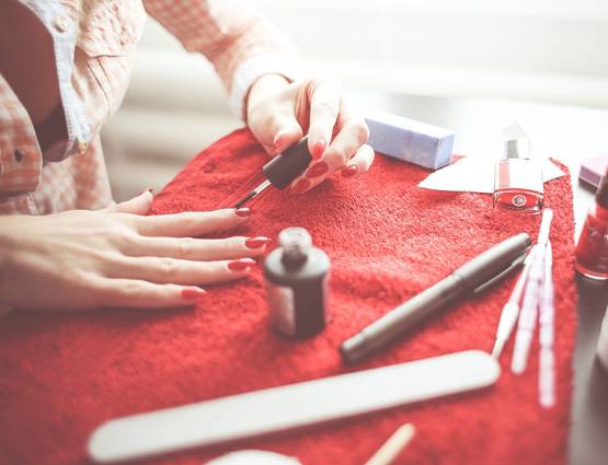 अपनी उम्र से बड़ी लड़की को डेट करने के हैं ये 6 फायदे!