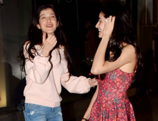 बेस्ट फ्रेंड से मिलने पहुंचीं चंकी पांडे की बेटी, सुहाना थीं गायब