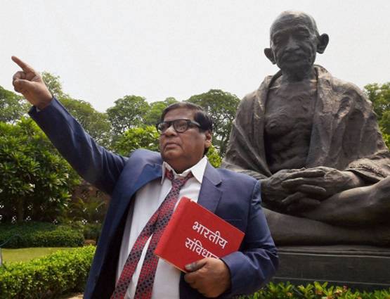 PHOTOS: कभी कृष्ण, कभी सरदार पटेल, MP के विरोध का अनोखा तरीका