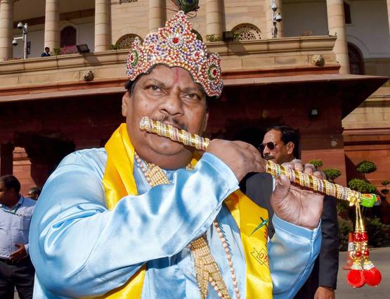 PHOTOS: कभी कृष्ण, कभी सरदार पटेल, MP के विरोध का अनोखा तरीका