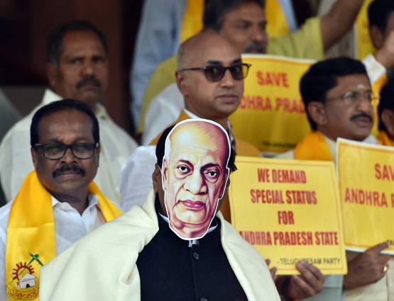 PHOTOS: कभी कृष्ण, कभी सरदार पटेल, MP के विरोध का अनोखा तरीका