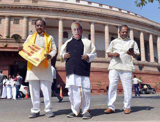 PHOTOS: कभी कृष्ण, कभी सरदार पटेल, MP के विरोध का अनोखा तरीका