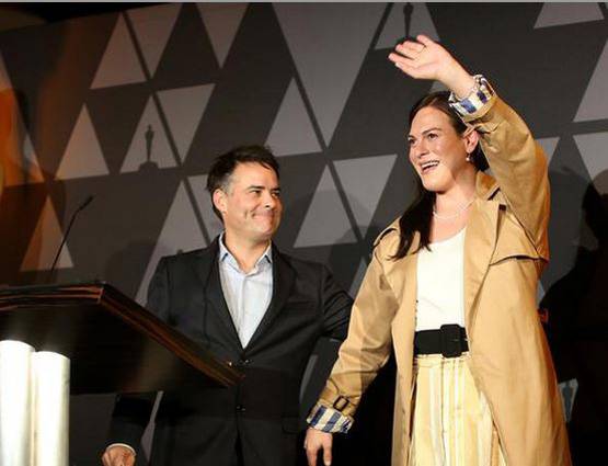 ये हैं Oscar की पहली ट्रांसजेंडर प्रेजेंटर, बॉयज स्कूल से की है पढ़ाई