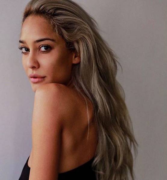 स्विमसूट में लीजा हेडन ने बीच पर चलाई साइकिल, PHOTOS