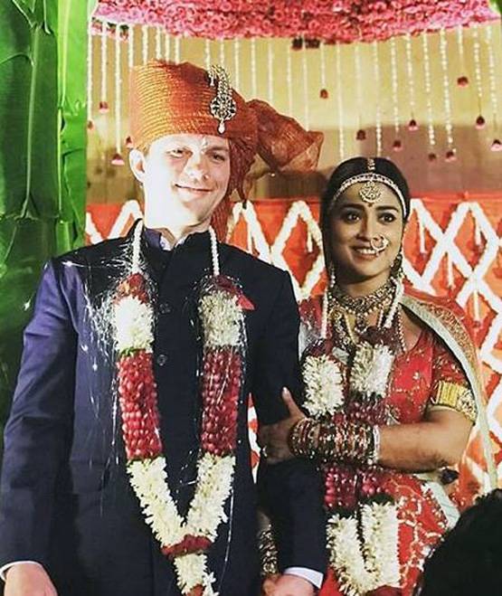 सगाई के दिन श्रिया सरन ने किया पति को Kiss, फोटो वायरल