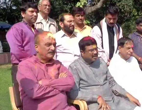 PHOTOS: राजनाथ से योगी तक, ऐसी रही नेताओं की होली