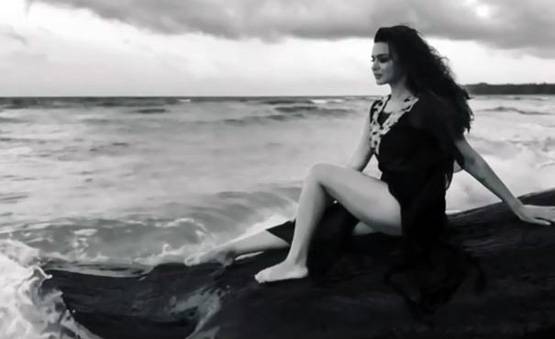 नागिन एक्ट्रेस का अंडमान में हॉलिडे, बीच पर दिखीं इस लुक में