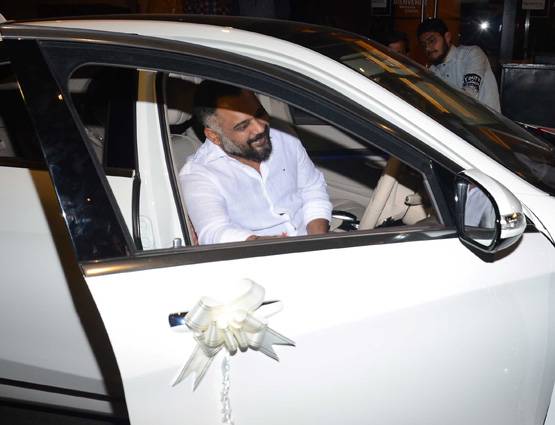 100 करोड़ी बनी ये फिल्म, डायरेक्टर को गिफ्ट मिली करोड़ों की कार