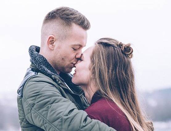 अपनी उम्र से बड़ी लड़की को डेट करने के हैं ये 6 फायदे!