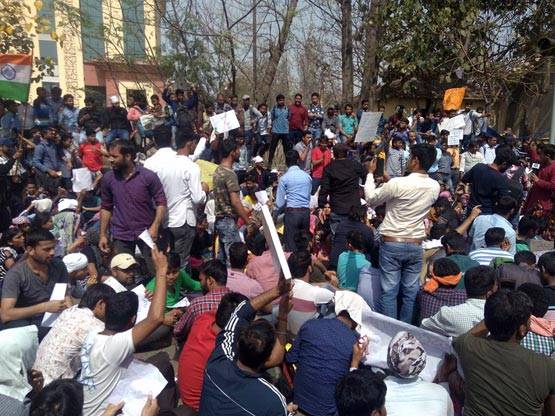 क्या है SSC की CGL परीक्षा, जिसे लेकर सड़कों पर हैं हजारों छात्र