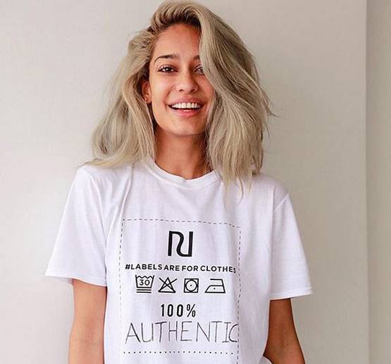 स्विमसूट में लीजा हेडन ने बीच पर चलाई साइकिल, PHOTOS