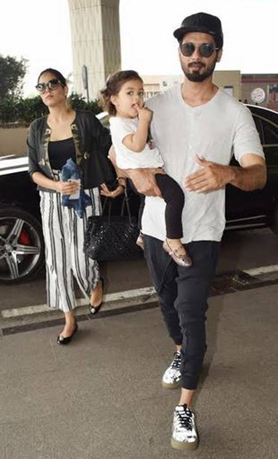 प्रियंका के एयरपोर्ट लुक के आगे फीके पड़े स्टार्स, देखें PHOTO