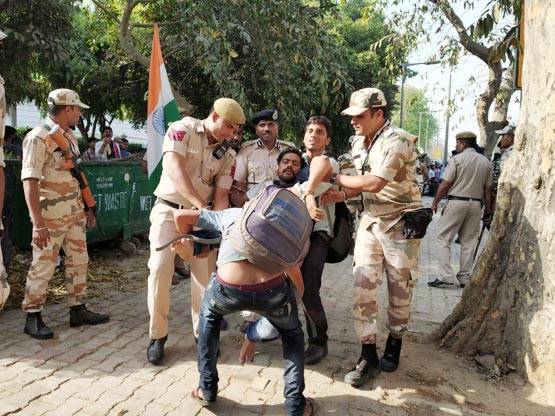 दिल्ली पहुंचे SSC परीक्षार्थी, सरकार के खिलाफ उग्र प्रदर्शन