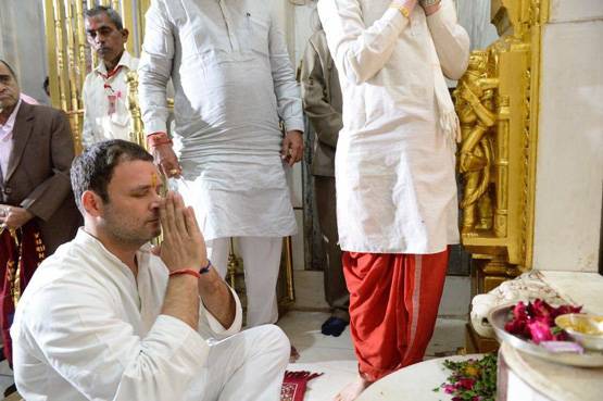 कर्नाटक: धोती पहन मंदिर पहुंचे राहुल, दरगाह में मांगी जीत की दुआ