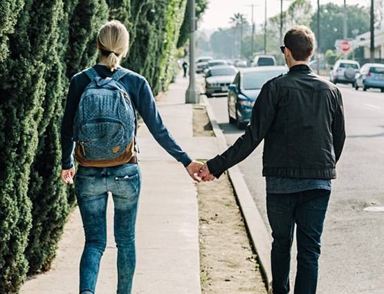 अपनी उम्र से बड़ी लड़की को डेट करने के हैं ये 6 फायदे!