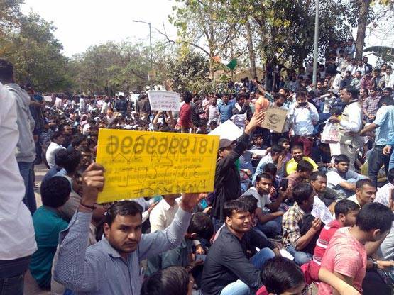 क्या है SSC की CGL परीक्षा, जिसे लेकर सड़कों पर हैं हजारों छात्र