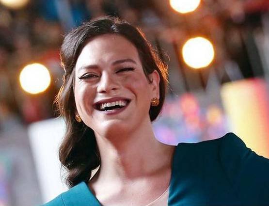 ये हैं Oscar की पहली ट्रांसजेंडर प्रेजेंटर, बॉयज स्कूल से की है पढ़ाई