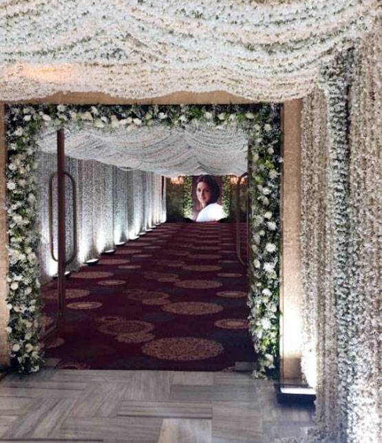 श्रीदेवी की प्रार्थना सभा में भावुक दिखीं बेटियां, देखें PHOTOS