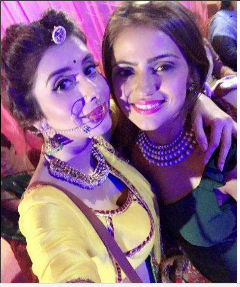 इश्कबाज की एक्ट्रेस ने बचपन के दोस्त से रचाई शादी, देखें  PHOTOS