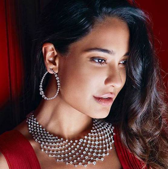 स्विमसूट में लीजा हेडन ने बीच पर चलाई साइकिल, PHOTOS