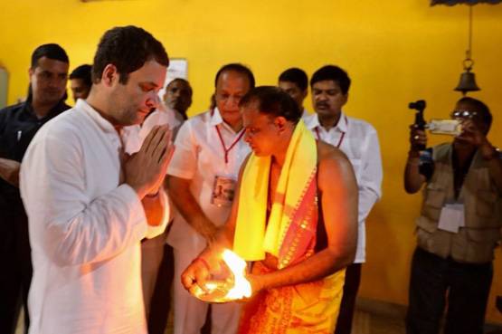 कर्नाटक: धोती पहन मंदिर पहुंचे राहुल, दरगाह में मांगी जीत की दुआ