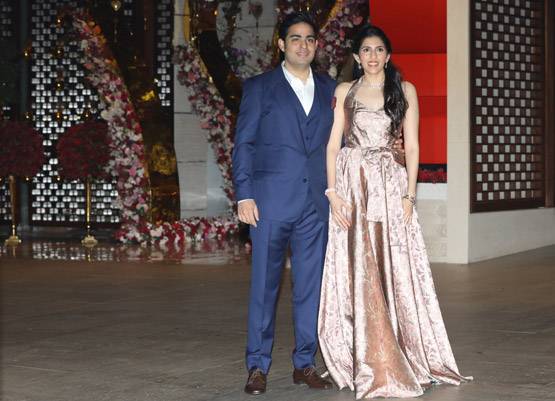 आकाश-श्लोका से मिलेंगे बॉलीवुड सिलेब्स, अंबानी परिवार ने रखी पार्टी