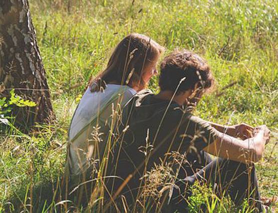 अपनी उम्र से बड़ी लड़की को डेट करने के हैं ये 6 फायदे!