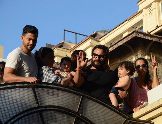 अमृता के घर पहुंचीं करीना, पापा की गोद में बिना शर्ट के दिखे तैमूर