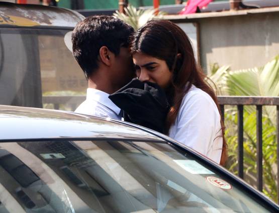 दोस्त से मिलने पहुंचीं श्रीदेवी की छोटी बेटी खुशी कपूर, PHOTOS