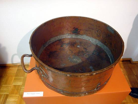 रोज सुबह इस बर्तन में रखा पानी पिएं, कभी नहीं होगी पेट की समस्या