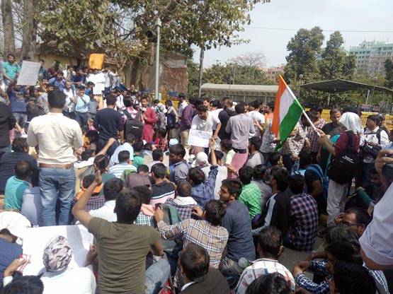 क्या है SSC की CGL परीक्षा, जिसे लेकर सड़कों पर हैं हजारों छात्र