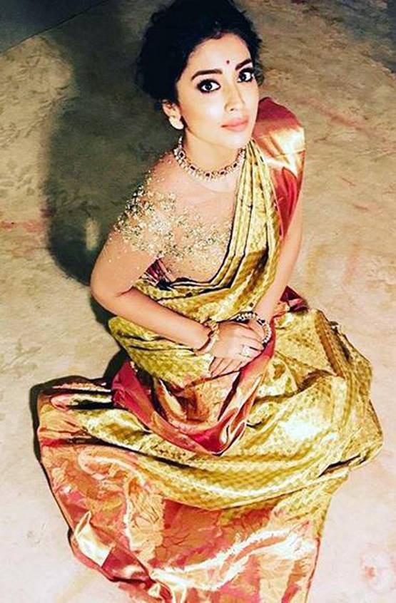 सगाई के दिन श्रिया सरन ने किया पति को Kiss, फोटो वायरल