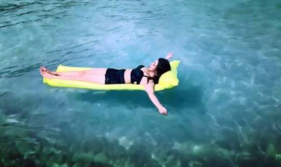 नागिन एक्ट्रेस का अंडमान में हॉलिडे, बीच पर दिखीं इस लुक में