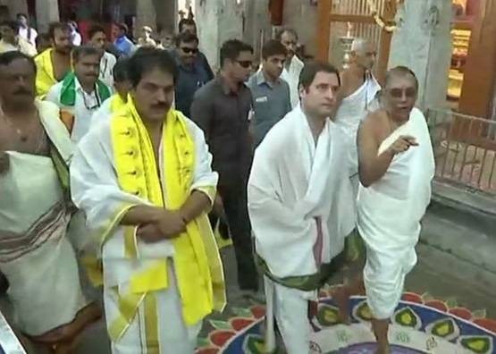 कर्नाटक: धोती पहन मंदिर पहुंचे राहुल, दरगाह में मांगी जीत की दुआ