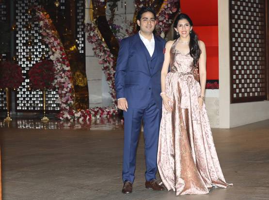 आकाश-श्लोका से मिलेंगे बॉलीवुड सिलेब्स, अंबानी परिवार ने रखी पार्टी