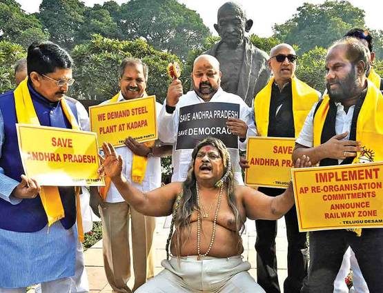 PHOTOS: कभी कृष्ण, कभी सरदार पटेल, MP के विरोध का अनोखा तरीका