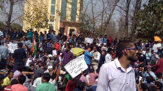 क्या है SSC की CGL परीक्षा, जिसे लेकर सड़कों पर हैं हजारों छात्र